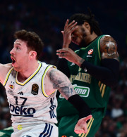 Μάτωσε στο πρόσωπο ο Χολμς: Πήγε στον πάγκο για πρώτες βοήθειες