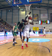 Τρομακτική πτώση: Ο Χολμς έπεσε άτσαλα στο παρκέ έπειτα από σύγκρουση με τον Άπσον (video)