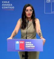 H εντυπωσιακή εκπρόσωπος του Κομμουνιστικού Κόμματος που θέλει να πατάξει την οπαδική βία