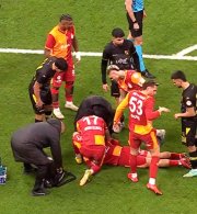 Συκλονιστικές στιγμές στην Τουρκία: Ο Γιλμάζ έσωσε συμπαίκτη του που κατέρρευσε στο γήπεδο (video)