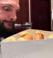 Ο Εβάν Φουρνιέ γιόρτασε τον Άγιο Βαλεντίνο αγκαλιά με... τρίγωνα Πανοράματος