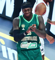 Ανατροπή με Κέντρικ Ναν - Νοκ άουτ από το ματς με την Παρί