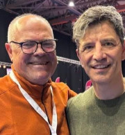 Όταν ο Σάκης Ρουβάς έπιανε κοντάρι - Ο διάσημος τραγουδιστής συνάντησε τον παλιό προπονητή του στο Fly Athens (video)