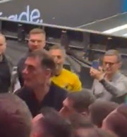 Ένταση στο Ντουμπάι: Ο Μπαρτζώκας τσακώθηκε με οπαδό που τον έβρισε στα ελληνικά (video)