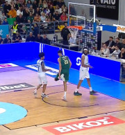 Ο Σαμοντούροβ χτύπησε στον αστράγαλο αποχώρησε κουτσαίνοντας προς τον πάγκο (video)