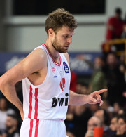 Ένιωσε ενοχλήσεις ο Βεζένκοφ - Αποσύρθηκε στα αποδυτήρια (video)