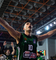 Ο Σλούκας πήγε στον κόσμο του Παναθηναϊκού πριν τη λήξη του τελικού κόντρα στον Ολυμπιακό (video)