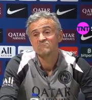 Η περίεργη αντίδραση του Λουίς Ενρίκε σε ερώτηση για τη ρατσιστική επίθεση στον Βινίσιους (video)