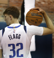 Το ασύλληπτο ποσό για το οποίο δημοπρατήθηκε η φανέλα ντεμπούτου του Κούπερ Φλαγκ στο ΝΒΑ