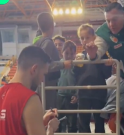 «Εύχομαι ο γιος μου να σου μοιάσει»: Η ατάκα ενός φιλάθλου που συγκίνησε τον Παπανικολάου (video)