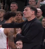 Έξαλλος Μπαρτζώκας σε Φουρνιέ στην τελευταία φάση: «Pass the ball» (video)