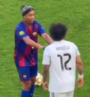 Ισόπαλο το clasico των παλαιμάχων της Μπαρτσελόνα και της Ρεάλ Μαδρίτης - Viral το σπρώξιμο του Ροναλντίνιο στον Μαρσέλο (video)