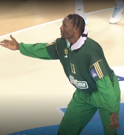 Απίστευτο: Ο Χέιζ-Ντέιβις μπήκε μέσα στο παρκέ να δείξει στους συμπαίκτες του πως να αμυνθούν! (video)