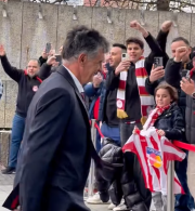 Οπαδοί του Ολυμπιακού αποθέωσαν την ομάδα στο ξενοδοχείο ενόψει Λεβερκούζεν (video)