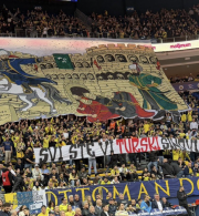 Οι οπαδοί της Φενέρ ύψωσαν εθνικιστικό πανό-απάντηση στην Παρτίζαν