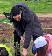 Ο Ενές Καντέρ πήρε μέρος σε δενδροφύτευση που διοργάνωσε στην Αθήνα (video)