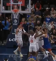 Ο Βαλαντσιούνας τα έβαλε με όλη την πεντάδα των Κλίπερς - Τον συγκρατούσαν διαιτητές και συμπαίκτες (video)