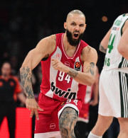 «EuroLeague by Night»: Τάτσιος και Πηλιανίδη μεταφέρουν το κλίμα μετά τη λήξη του ντέρμπι «αιωνίων» (video)