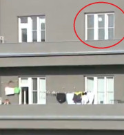 Απίθανο σκηνικό στη Τσεχία: Τερματοφύλακας έστειλε την μπάλα σε… μπαλκόνι σπιτιού (video)