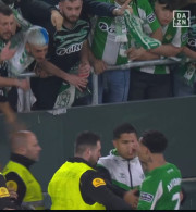 Χαμός με Άντονι και οπαδούς της Μπέτις: Τα είπαν σε έντονο ύφος μετά τη λήξη του αγώνα με τη Σεβίλλη