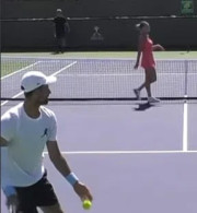 Η Σαμπαλένκα… διέκοψε με «catwalk» την προπόνηση του Τζόκοβιτς (video)