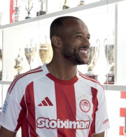 To video της ΠΑΕ Ολυμπιακός για την ανανέωση Ελ Κααμπί - Η ξενάγηση από τον Μαρινάκη στο μουσείο της ομάδας