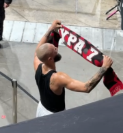 «Τρελαμένος» ο Φουρνιέ - Πανηγύρισε με κασκόλ του Ολυμπιακού μετά τη νίκη επί της Παρί (video)