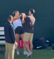 Ο Τζόκοβιτς τσέκαρε το μονόπετρο της Σαμπαλένκα και η αντίδρασή του ήταν απίθανη (video)