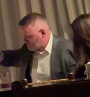 «Διασκέδαζε με δυο γυναίκες, φαινόταν να έχει πιει αρκετά και του έπεφτε το παντελόνι» - Σάλος με  διάσημο πρώην ποδοσφαιριστή