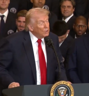 Ποιος είναι ο πρώην προπονητής των Άρη και Ηρακλή που βρέθηκε στην εκδήλωση του Τραμπ δίπλα στον Μέσι