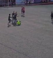 Τρομερό περιστατικό στην Ισπανία - Παίκτης γρονθοκόπησε διαιτητή και η ομάδα του τον υπερασπίστηκε