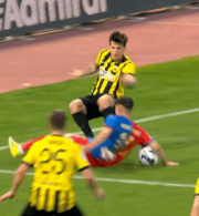 Το πέναλτι που ζήτησε η ΑΕΚ, η εξέταση του VAR και η απόφαση του Τσιμεντερίδη που προκάλεσε αντιδράσεις (video)