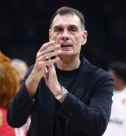 Ο Μπαρτζώκας αποθέωσε τον Φουρνιέ: «Ο Εβάν δουλεύει στο 150% ακόμα και στην προπόνηση»