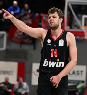 Ο Ολυμπιακός διατήρησε δύσκολα το αήττητο κόντρα στον Πανιώνιο μετά από επεισοδιακό ματς στη Γλυφάδα