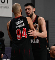 Ο ορισμός του αρχηγού: Ο Παπανικολάου απομάκρυνε τον Φουρνιέ και προσπαθούσε να τον ηρεμήσει (video)