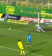Τρελό γκολ στην Κροατία: Σκόρερ... το χορτάρι του γηπέδου (video)