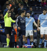 Δοκάρι, αποβολή και πέναλτι στο Μάντσεστερ - Η Ρεάλ άνοιξε το σκορ με τον Βινίσιους (video)