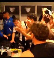 Πάρτι στα αποδυτήρια της Καλαμάτας: «Είναι τρελός ο πρόεδρος» (videos)