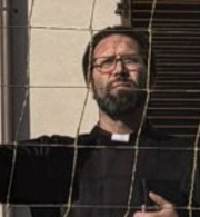 Απίθανο περιστατικό: Τιμωρημένος προπονητής ντύθηκε... ιερέας για να είναι δίπλα στην ομάδα του