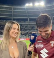 To AI «έφτιαξε» μια άβολη στιγμή: Γνωστός ποδοσφαιριστής τα «έχασε» την ώρα της συνέντευξης με την εμφάνιση της ρεπόρτερ (video)