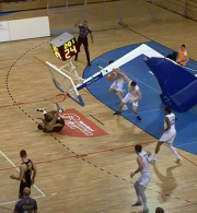 Παίκτης στην Κροατία κατεδάφισε την μπασκέτα στην προσπάθεια του να καρφώσει (video)