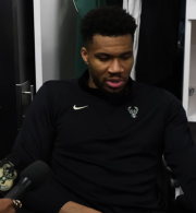 Αντετοκούνμπο: «Ήθελα να γυρίσω στο ματς, με κοίταξαν και είπαν δεν αξίζει τον κόπο» (video)