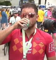 Ο Αζάρ το έριξε στην ποδηλασία και το γιόρτασε πίνοντας μπίρες