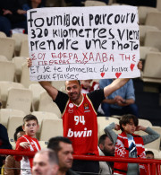 «Σου έφερα χαλβά της πεθεράς μου!»: Απίθανο πανό φίλου του Ολυμπιακού για τον λάτρη της ελληνικής κουζίνας Φουρνιέ (vid)