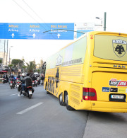 Οι οπαδοί της ΑΕΚ συνόδεψαν την αποστολή μέχρι το ύψος του Φαλήρου (video)