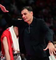 Εκνευρισμένος με τους παίκτες του Ολυμπιακού ο Μπαρτζώκας: «Τι είναι αυτά που κάνετε» - Πέταξε το πινακάκι!