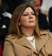 Η σπάνια εμφάνιση της συζύγου του Γιώργου Μπαρτζώκα στο ΣΕΦ (photos)