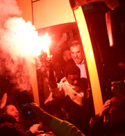 Εγινε η νύχτα.. μέρα στη Νέα Φιλαδέλφεια - Ο Κοϊτά αποθεώθηκε και πανηγύρισε με τον κόσμο με καπνογόνο