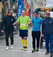 Συγκλονιστική στιγμή: Αθλητής ΑμεΑ σηκώθηκε από το αμαξίδιο και τερμάτισε περπατώντας στον Ημιμαραθώνιο της Πάτρας (video)