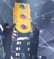 Παλαίμαχος θρύλος του ποδοσφαίρου έγινε viral - Τραγούδησε ντυμένος... φανάρι (video)